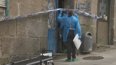 Momento da retirada do cadáver do edificio da rúa Poboadores (TVG)