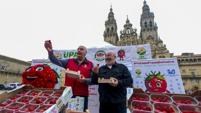 UPA repartiu máis de dous mil terrinas de amorodos de Huelva na praza do Obradoiro. EFE/Xurxo Martínez.