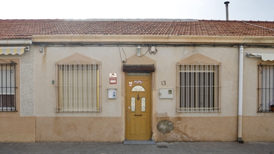 Imaxe exterior da vivenda na que foi localizado o cadáver (EFE/Pep Morell)