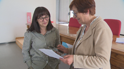 A traballadora Noelia Gerpe e a representante da CIG, Raquel López
