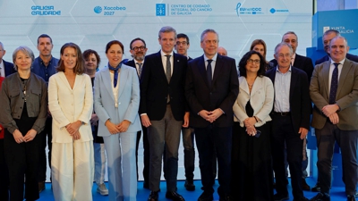 O presidente da Xunta e o conselleiro de Sanidade posan cos doutores que participaron na presentación do Centro de Coidado Integral do Cancro de Galicia (EFE/Lavandeira jr)