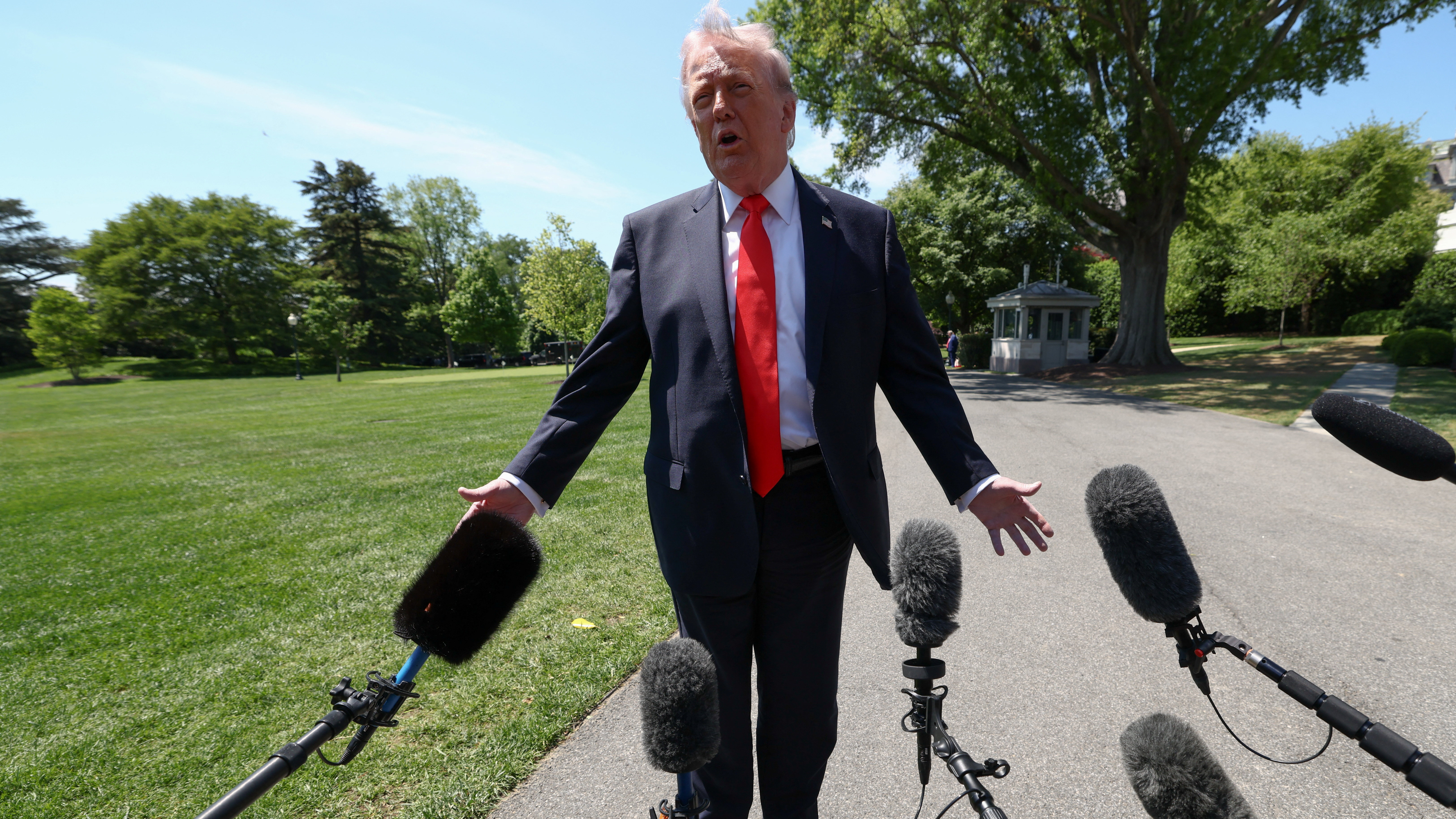 O presidente dos Estados Unidos atendeu os medios antes de partir da Casa Branca a Florida a un acto das eleccións de medio mandato. Reuters.
