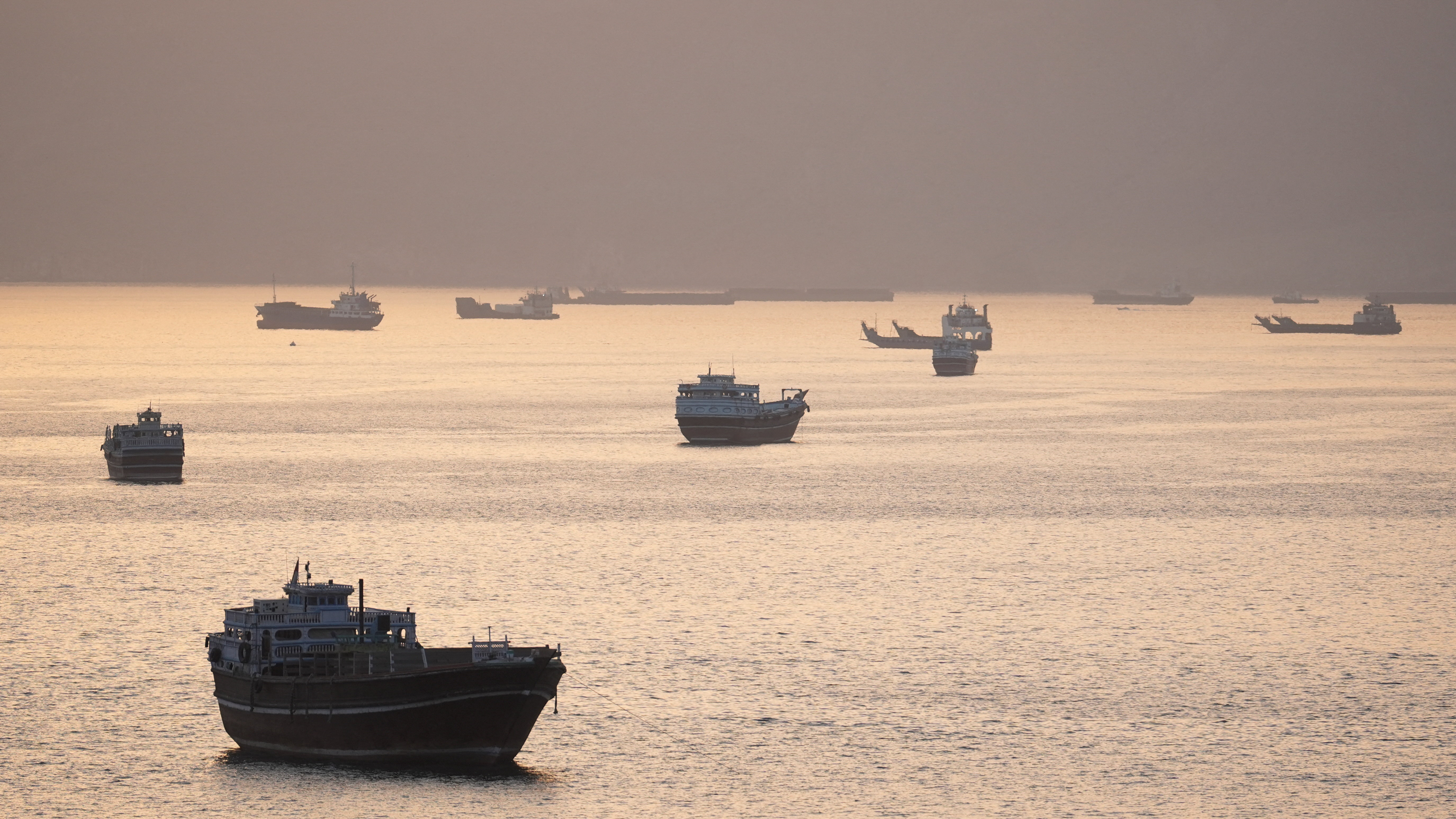 Barcos no estreito de Ormuz este primeiro de maio. REUTERS
