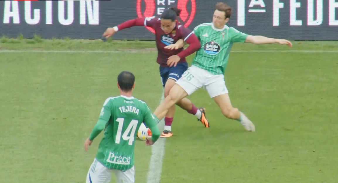 Momento da falta de Luisao a Saúl que invalidou o gol do Pontevedra