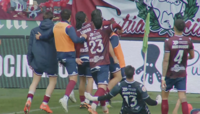 Momento da falta de Luisao a Saúl que invalidou o gol do Pontevedra
