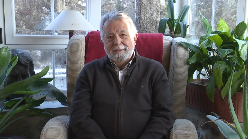 O escritor durante unha entrevista na TVG