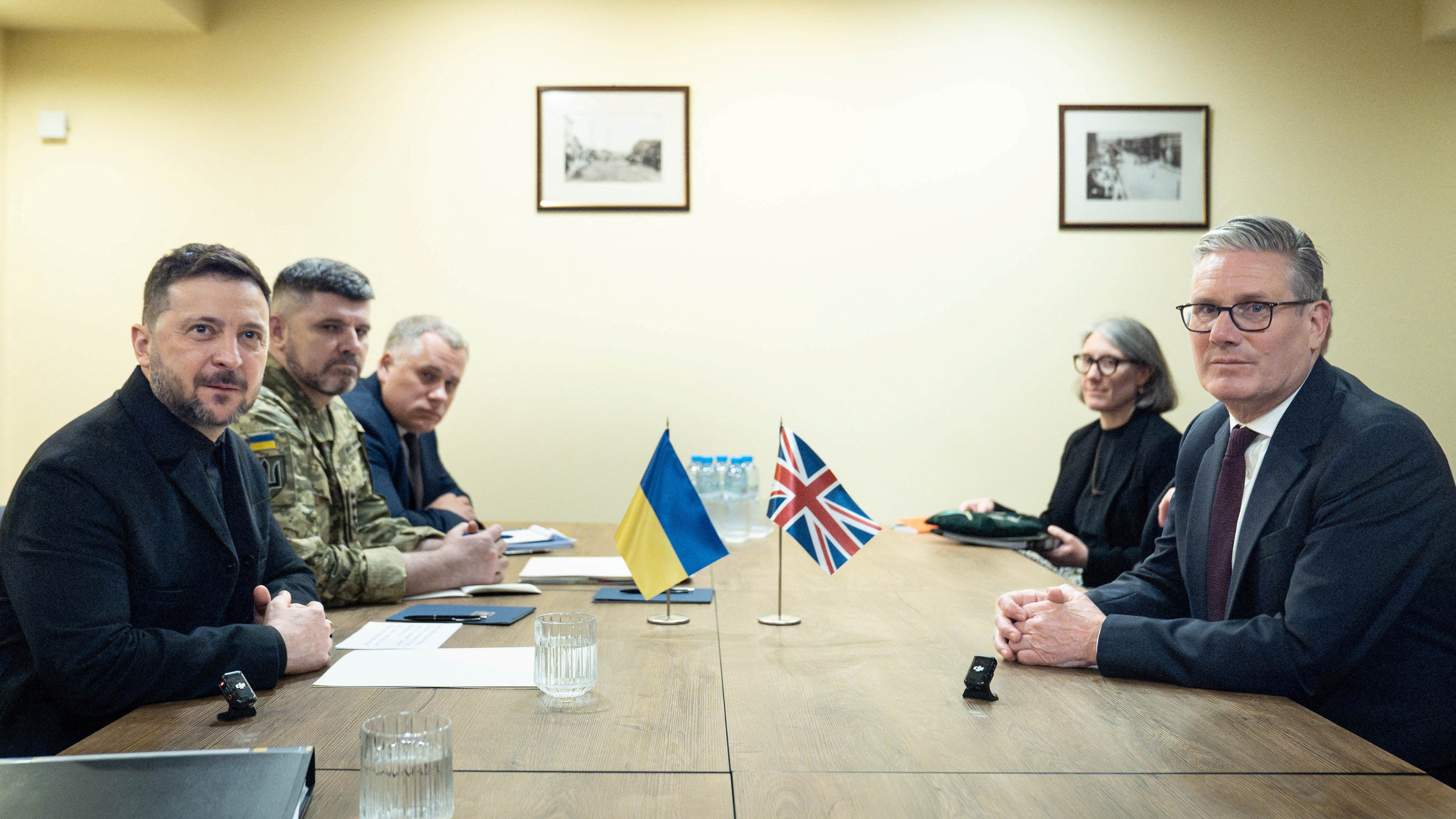 Zelenski reuniuse en Armenia con Starmer. Stefan Rousseau/Pool vía REUTERS
