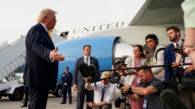 Trump atende a prensa antes de subir ao avión. REUTERS/Nathan Howard