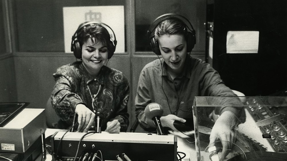 Con Rosa Martínez no estudo da Radio Galega en Vigo (Arquivo persoal da autora vía RAG)