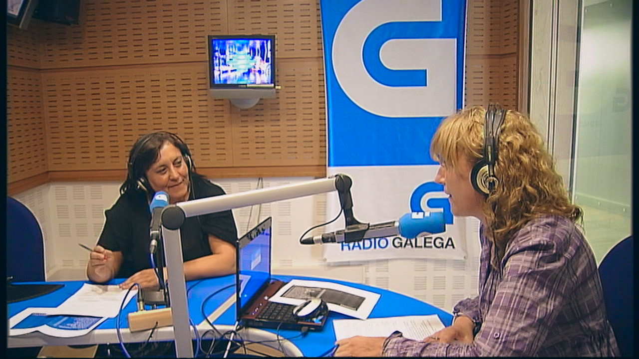 Begoña Caamaño con Uxía Senlle nos estudos da Radio Galega en San Marcos (TVG)
