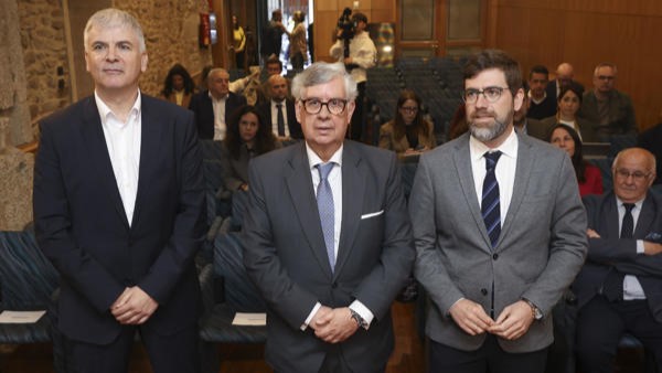 O economista Santiago Lago, o presidente da patronal, Juan Manuel Vieites, e o secretario xeral de Emprego da Xunta, Pablo Fernández, na presentación do informe sobre absentismo (Xoán Rey/EFE)