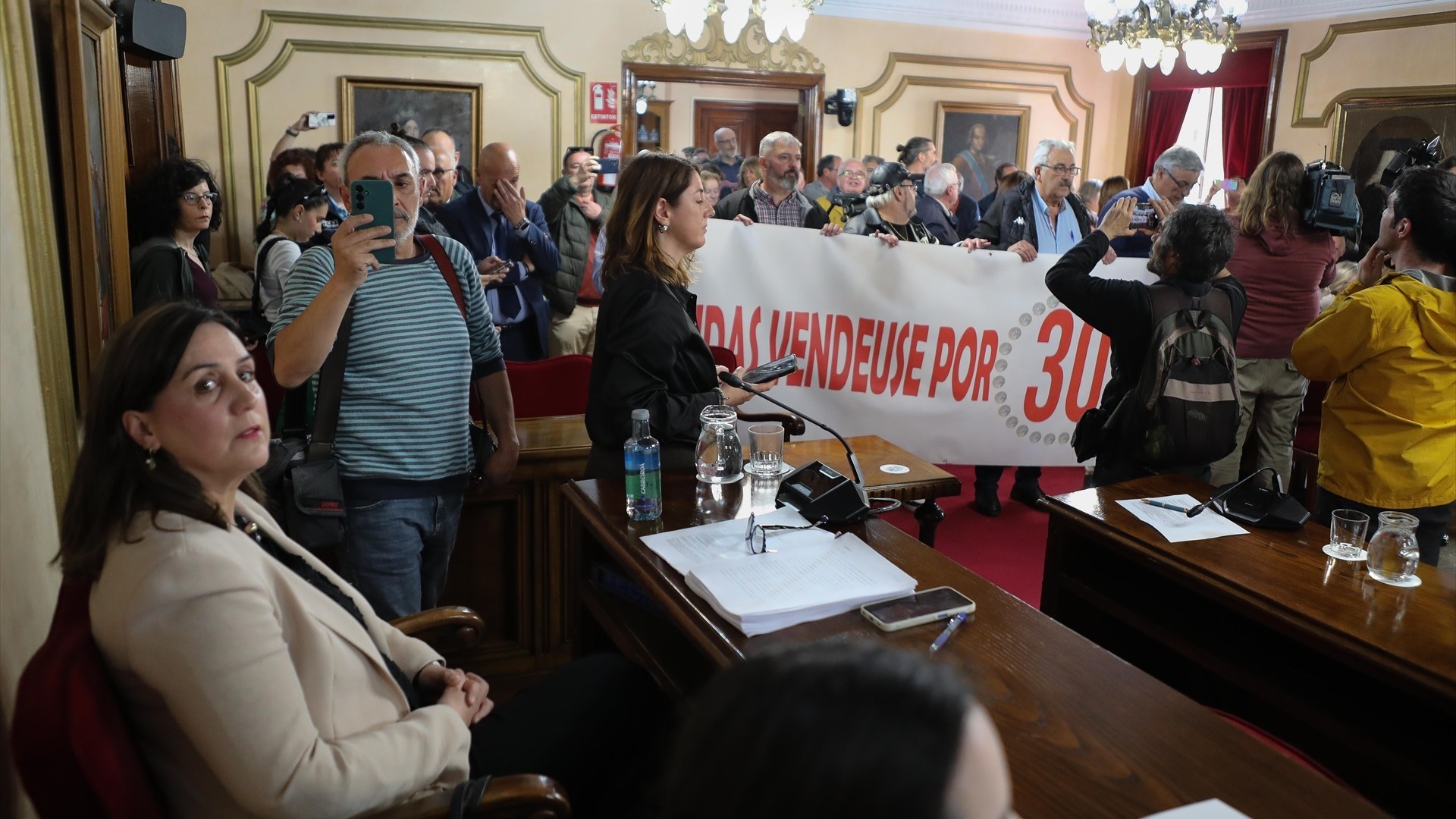 María Reigosa denuncia os insultos recibidos e un lanzamento de moedas nos momentos previos ao inicio do último pleno (Carlos Castro/Europa Press)