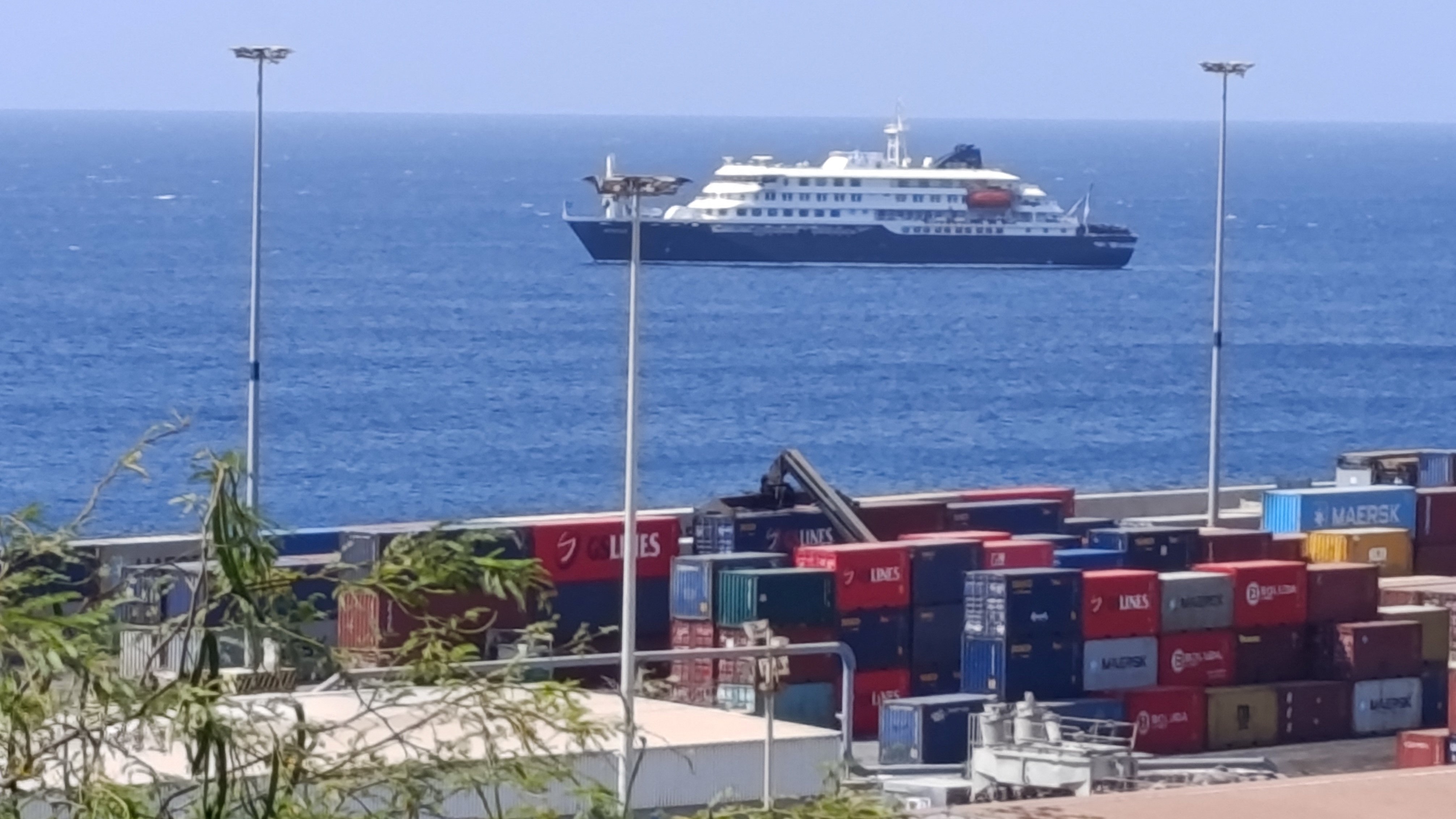 O cruceiro MV Hondius fondeado fronte ás costas de Cabo Verde (REUTERS/Stringer)