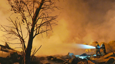 Os bombeiros traballan para extinguir o incendio declarado tras a explosión dunha fábrica de fogos artificiais en Hunan (cnsphoto vía REUTERS)