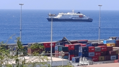 O cruceiro  MV Hondius fondeado fronte ás costas de Cabo Verde (REUTERS/Stringer)