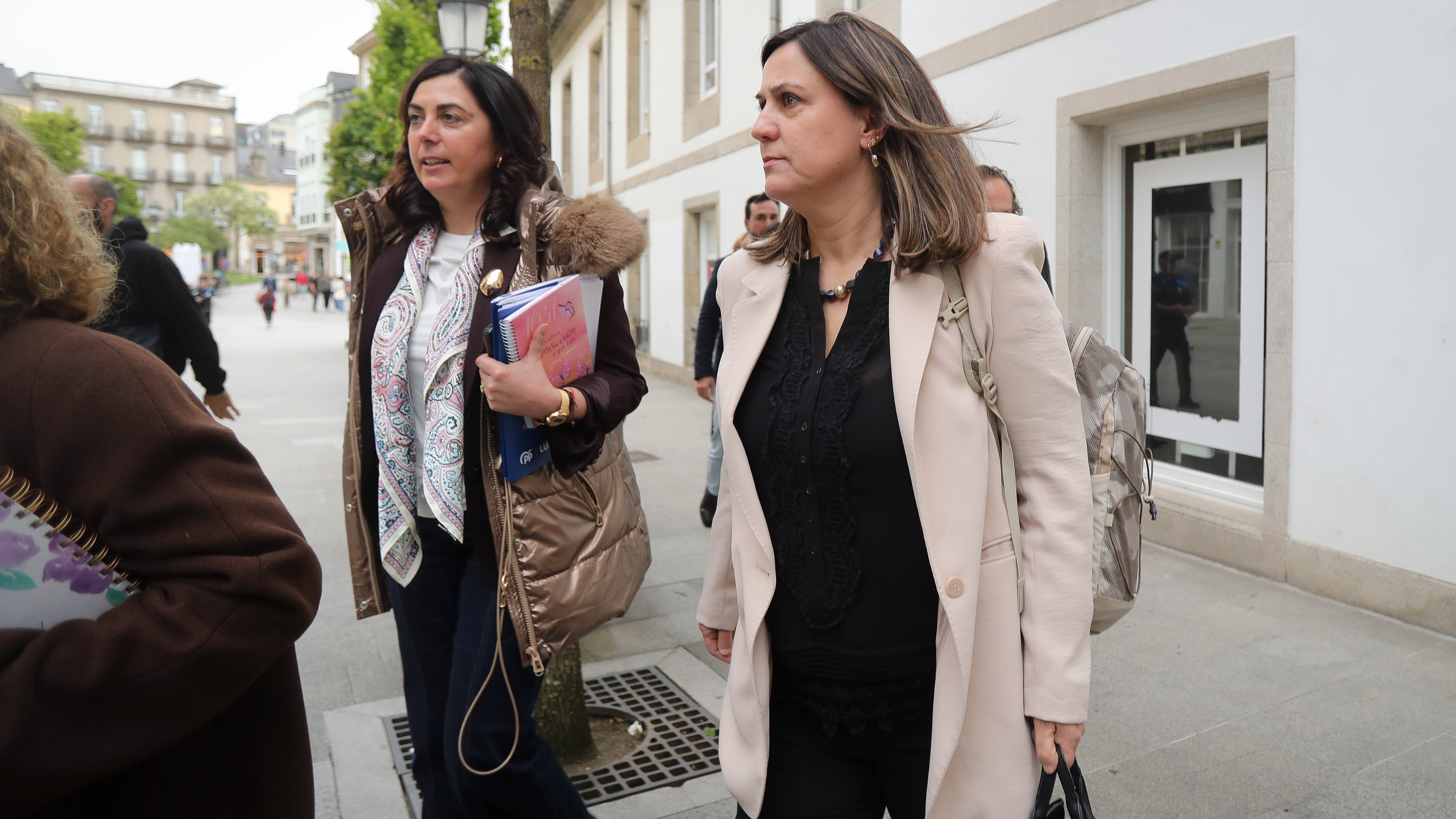 A voceira do PP de Lugo e a edila tránsfuga, á súa saída do pleno celebrado o pasado 30 de abril (Carlos Castro/Europa Press)
