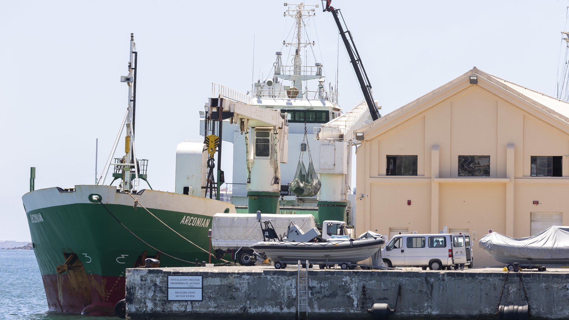O Arconian, con bandeira das illas Comores, atracado no porto do arsenal militar das Palmas. EFE