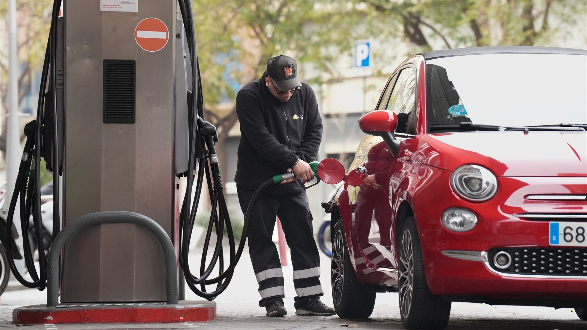 Cos datos da CNMC, encher un depósito de gasolina de 55 litros custa este martes 85,35 euros e un de gasóleo 96,14. Europa Press.