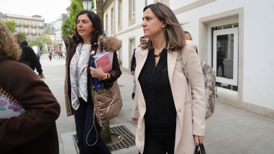 A voceira do PP de Lugo e a edila tránsfuga, á súa saída do pleno celebrado o pasado 30 de abril (Carlos Castro/Europa Press)