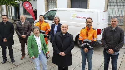 O arcebispo de Santiago, Francisco José Prieto (c) e a directora de Cáritas Diocesana de Santiago, Pilar Farjas (3e) presentaron a nova empresa desta institución (EFE/Xoán Rey)