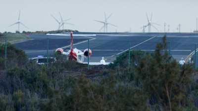 Avión con pacientes de hantavirus con destino a Amsterdam. REUTERS/Borja Suarez