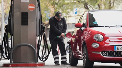 Cos datos da CNMC, encher un depósito de gasolina de 55 litros custa este martes 85,35 euros e un de gasóleo 96,14. Europa Press