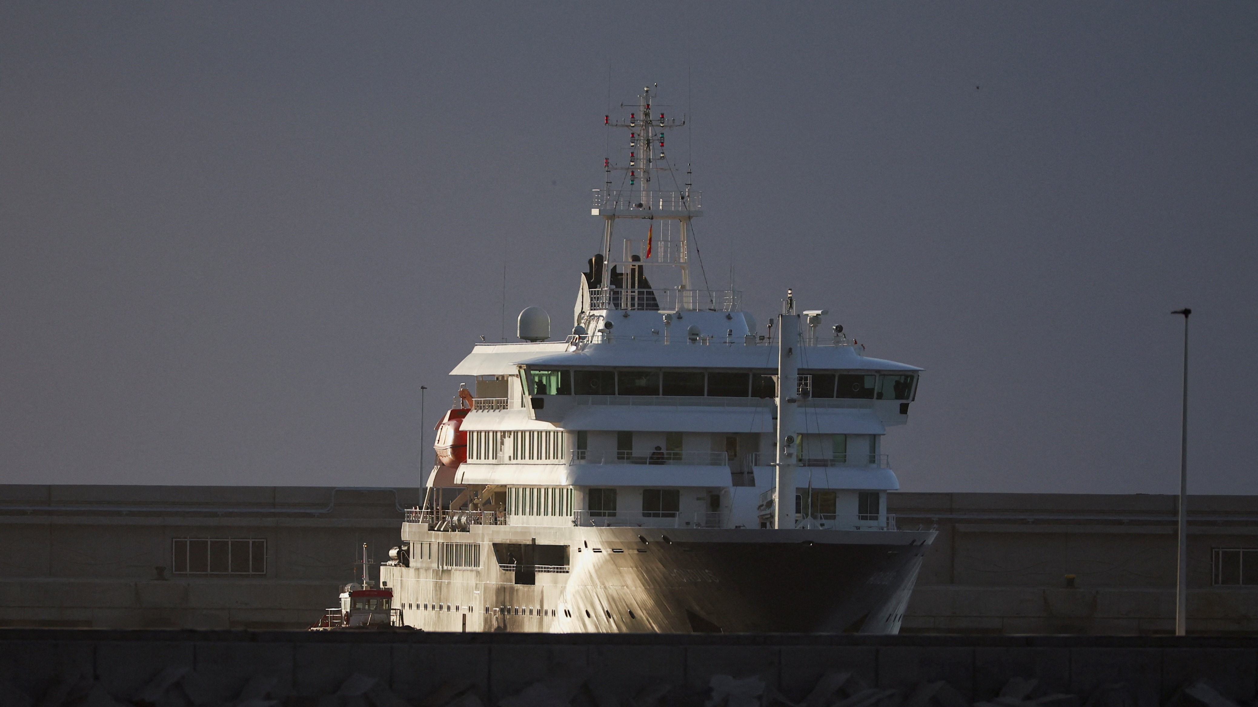 O barco MV Hondius no porto de Granadilla. REUTERS/Pedro Nunes.