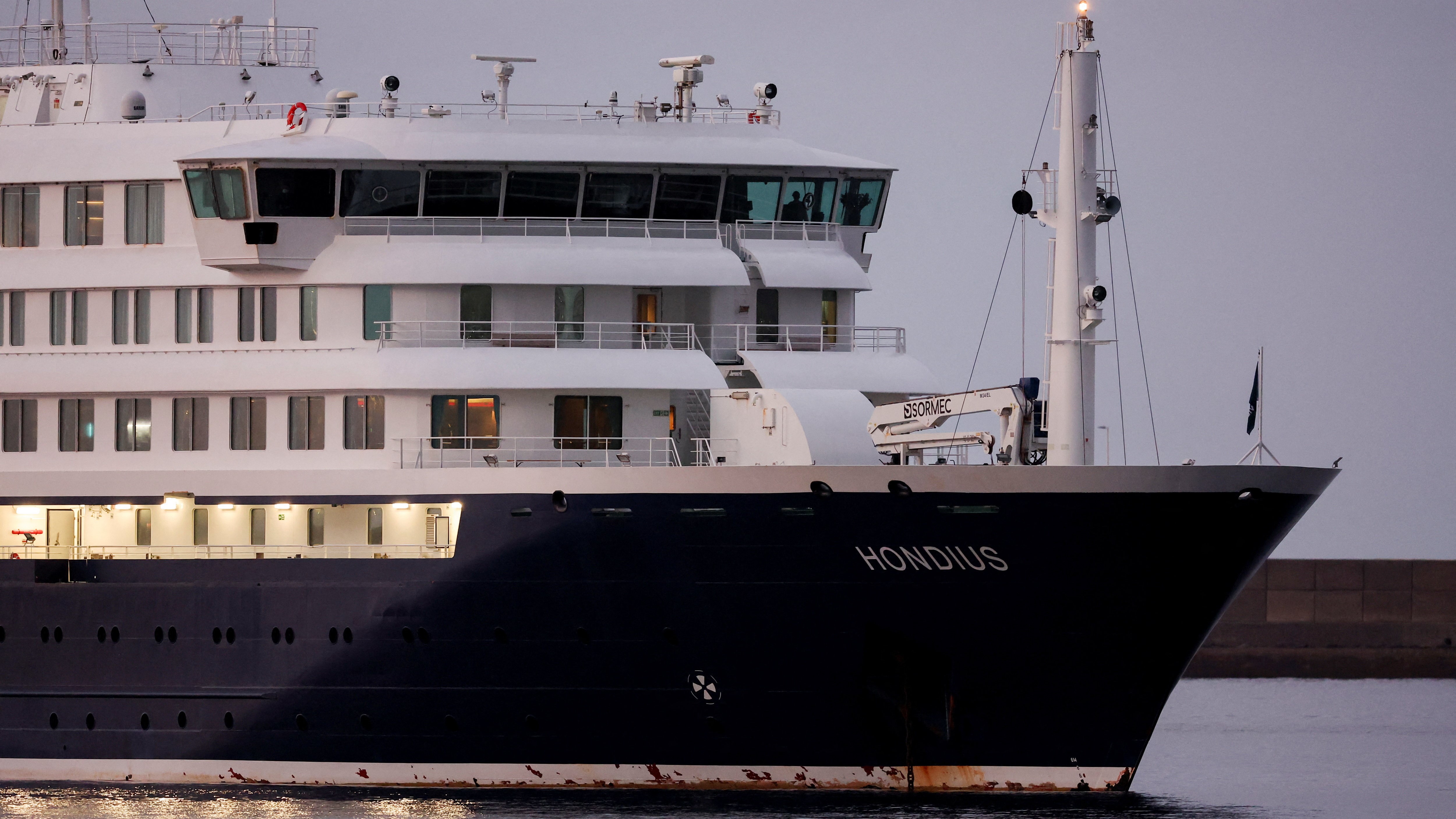 O cruceiro MV Hondius xa no porto de Granadilla. REUTERS/Hannah McKay