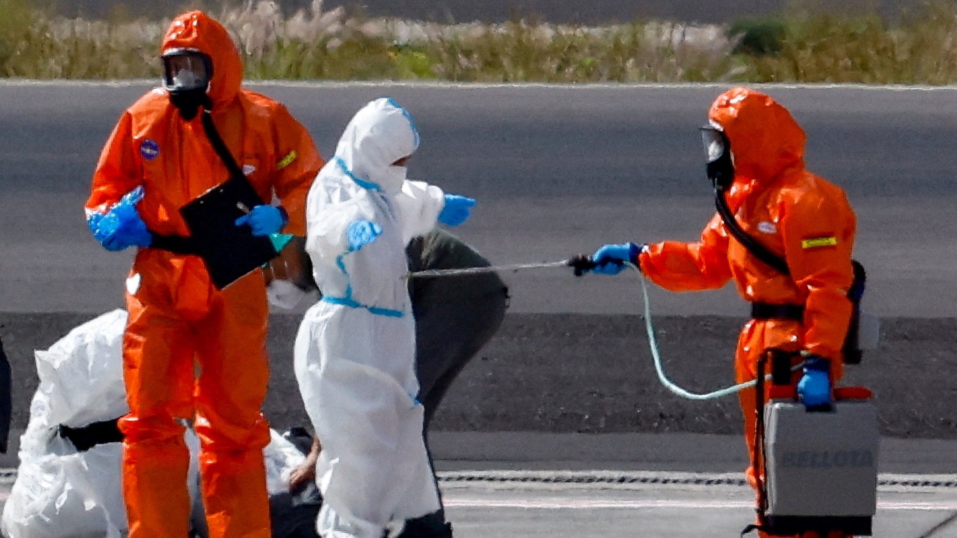 Desinfección dun pasaxeiro no aeroporto. REUTERS/Borja Suárez