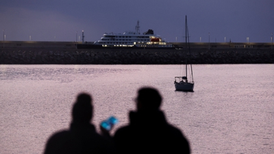 O Hondius entra no porto de Granadilla. REUTERS/Pedro Nunes