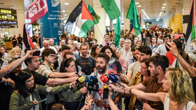 Saif Abukeshek atende os medios de comunicación tras aterrar en Barcelona. Alberto Paredes / Europa Press