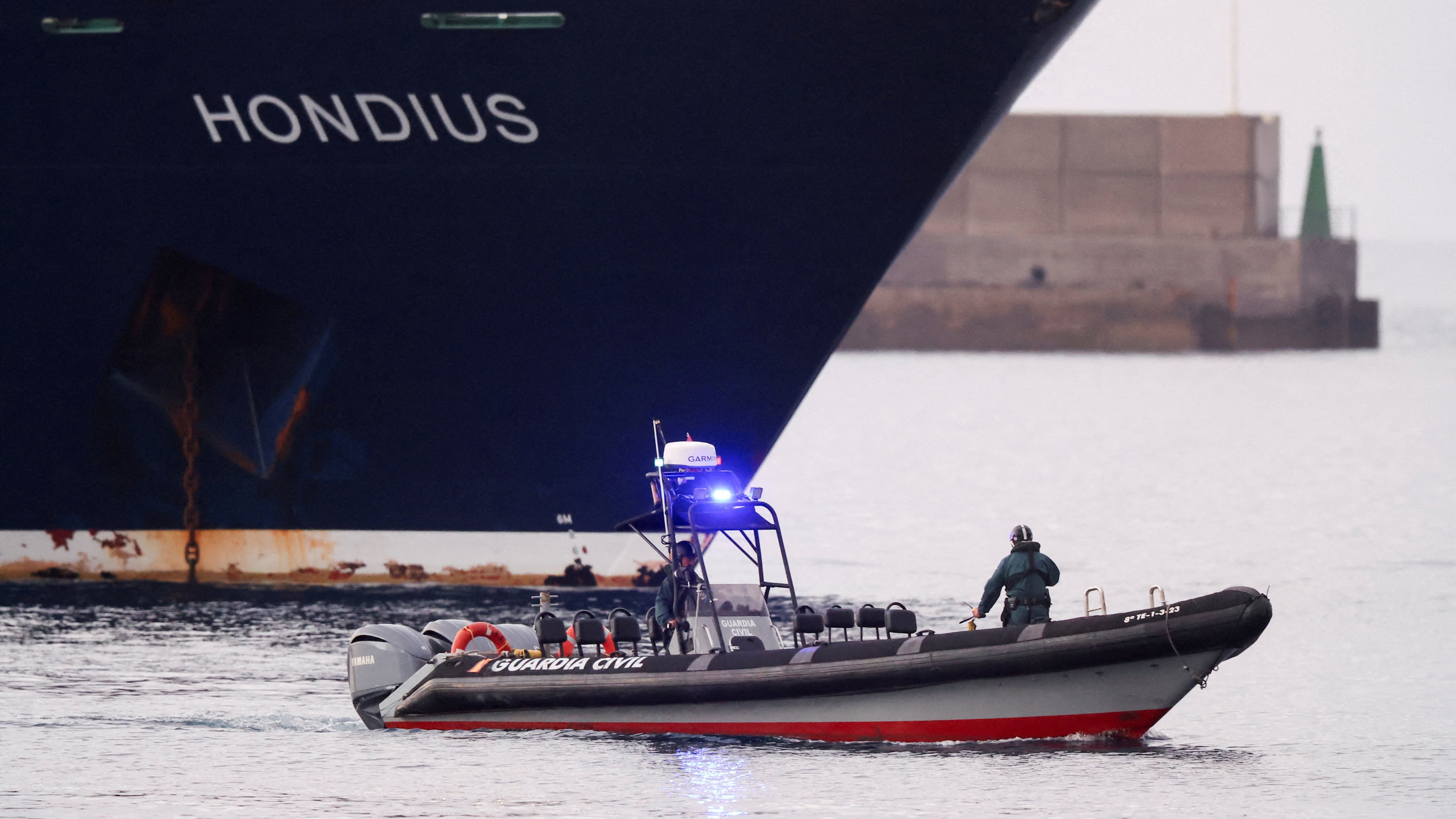 A Garda Civil nun momento do operativo. REUTERS/Hannah McKayT