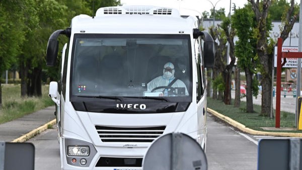 Autobús que trasladou os pasaxeiros españois do Hondius desde a base aérea de Torrexón de Ardoz ata o Hospital Gómez Ulla de Madrid, onde gardan corentena (EFE/Fernando Villar)