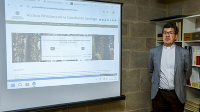 O arquiveiro da Catedral de Santiago, Francisco Buide, durante a presentación que realizou este luns da nova web e catálogo en liña do Arquivo da Catedral compostelá. EFE/Xoán Rey.