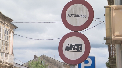 O sinal de tráfico que advirte da prohibición de paso para autobuses encóntrase na rúa do Porvir