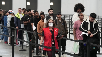 Ducias de migrantes fan cola en Barcelona na segunda fase da regularización extraordinaria de migrantes (David Zorrakino/Europa Press)