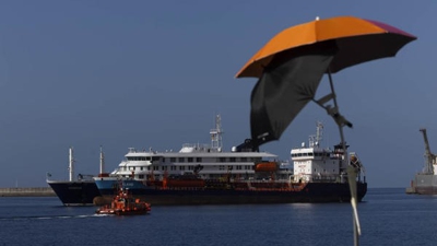 Un barco de abastecemento proporciona combustible ao cruceiro MV Hondius, fondeado desde o domingo no porto de Granadilla de Abona (Tenerife), en presenza dunha lancha de Salvamento Marítimo (EFE/Miguel Barreto)