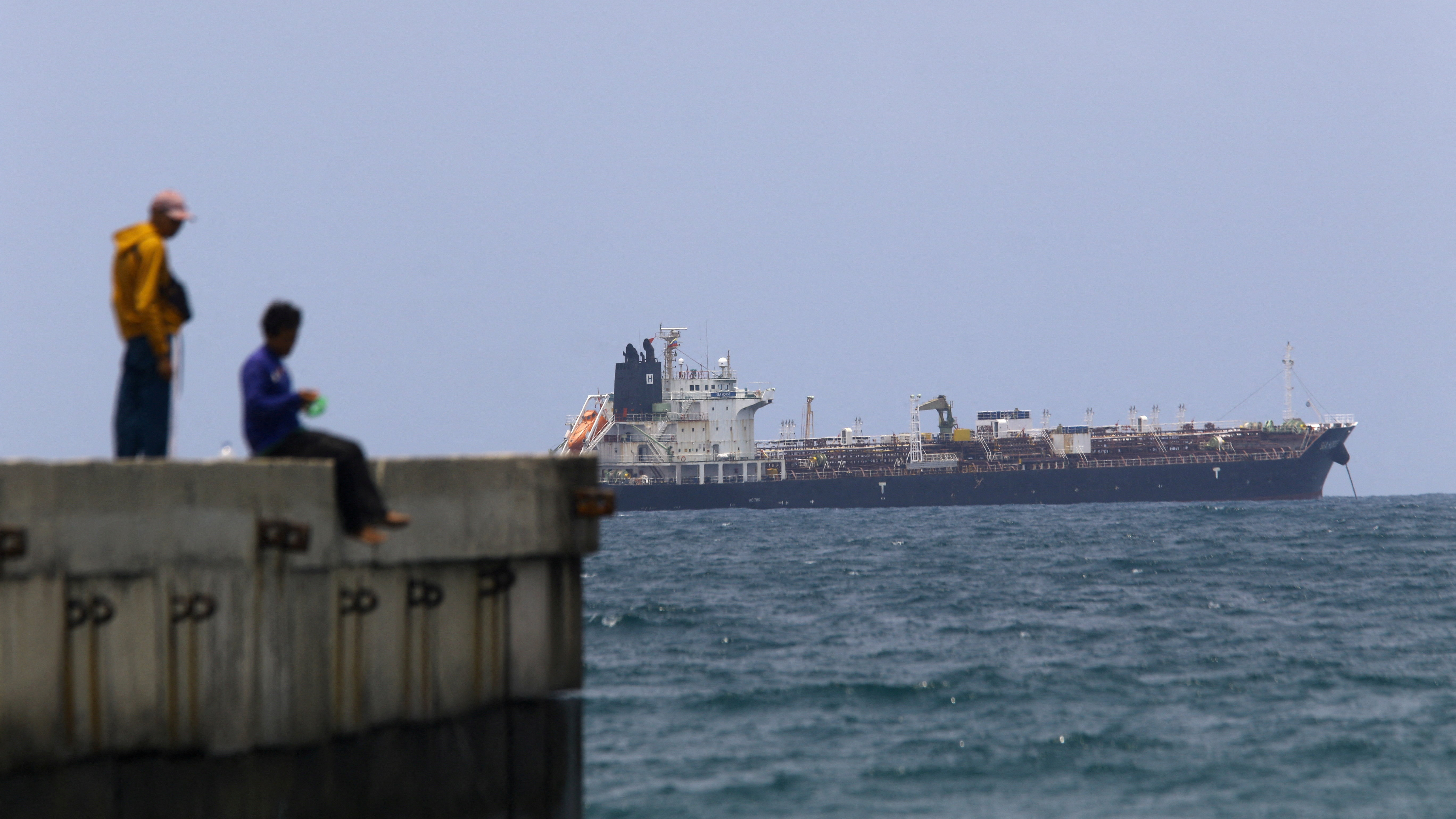 Petroleiro ruso que se dirixía a cuba, fondeado na costa de Venezuela. Arquivo. REUTERS/Juan Carlos Hernandez