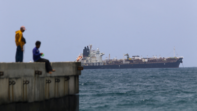 Petroleiro ruso que se dirixía a cuba, fondeado na costa de Venezuela. Arquivo. REUTERS/Juan Carlos Hernandez