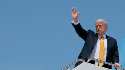 O presidente saúda mentres sobe ao Air Force One. Reuters