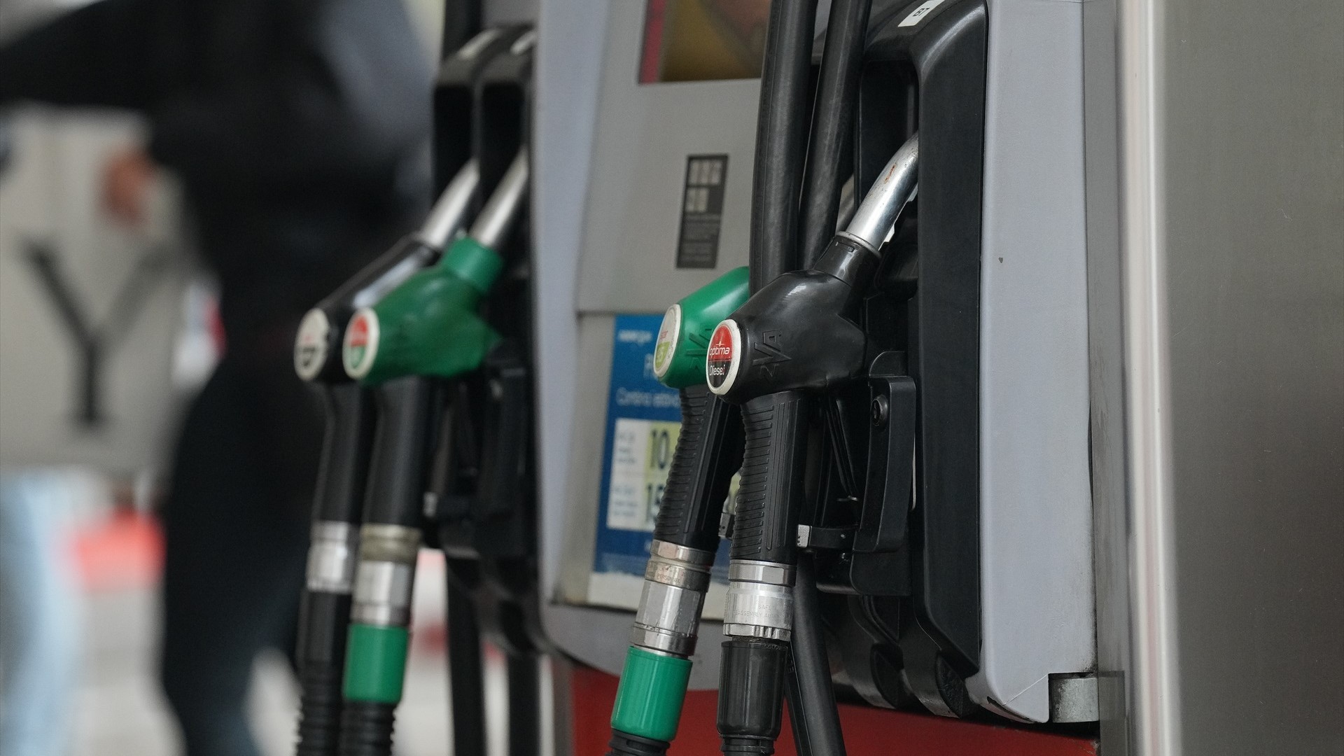 Encher un depósito de gasolina de 55 litros custaba este martes 85,08 euros e un de gasóleo 93,28. Europa Press