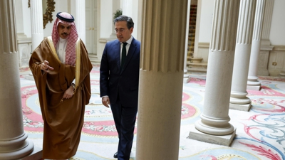 O ministro de Asuntos Exteriores, José Manuel Albares e o príncipe Faisal bin Farhan al Sa. EFE/ Mariscal