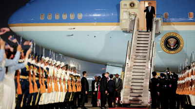 O mandatario chegou a bordo do Air Force One ao aeroporto de Beijing. Reuters.