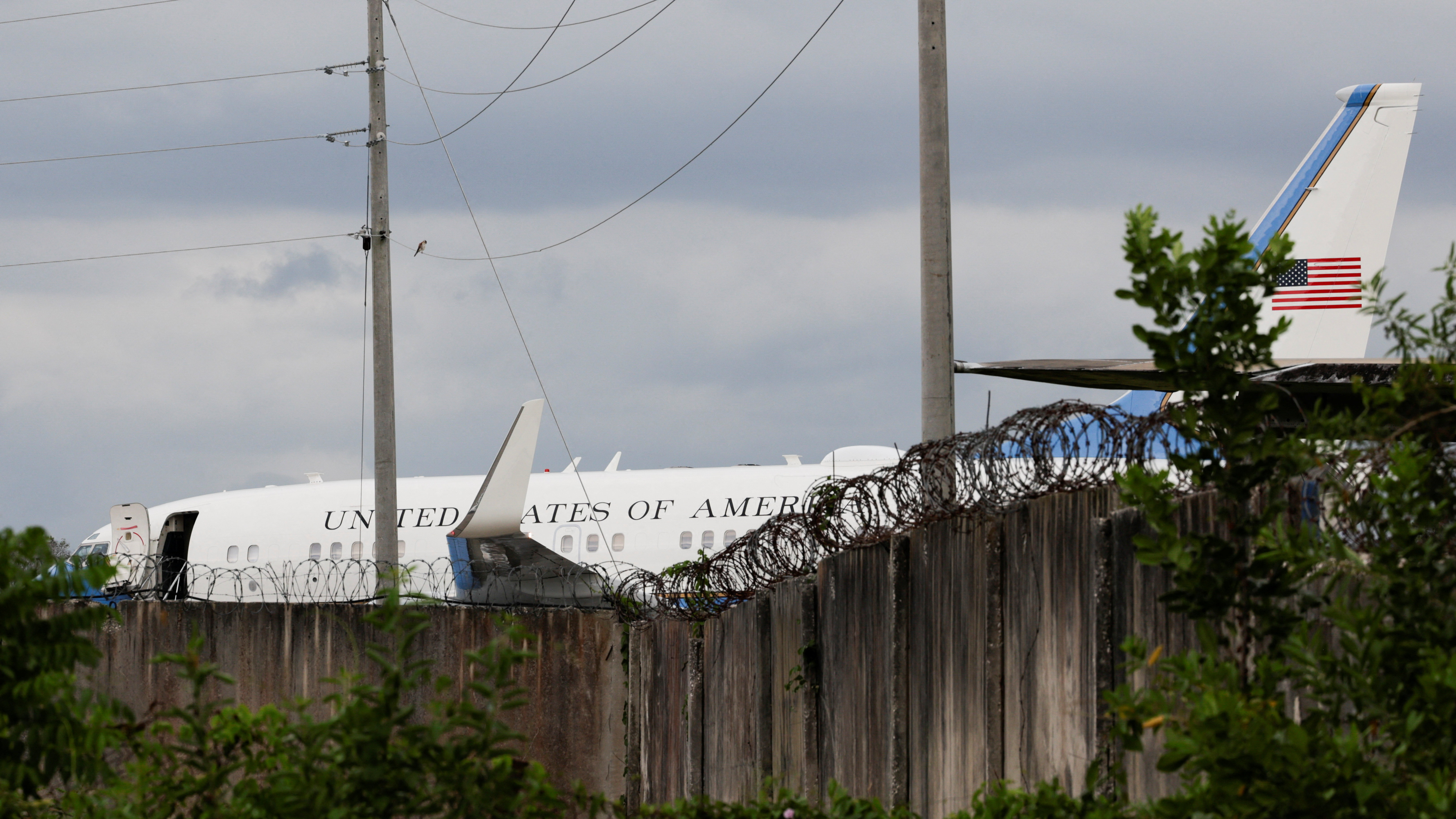Un avión do goberno dos Estados Unidos, no aeroporto internacional da Habana, este xoves. REUTERS/Norlys Perez