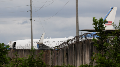 Un avión do goberno dos Estados Unidos, no aeroporto internacional da Habana, este xoves. REUTERS/Norlys Perez