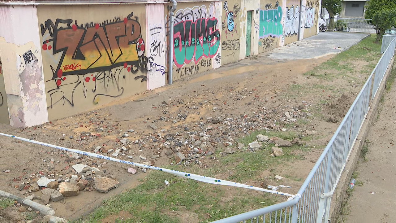 A ríada deixou un regueiro de pedras e lama na rúa da Garda