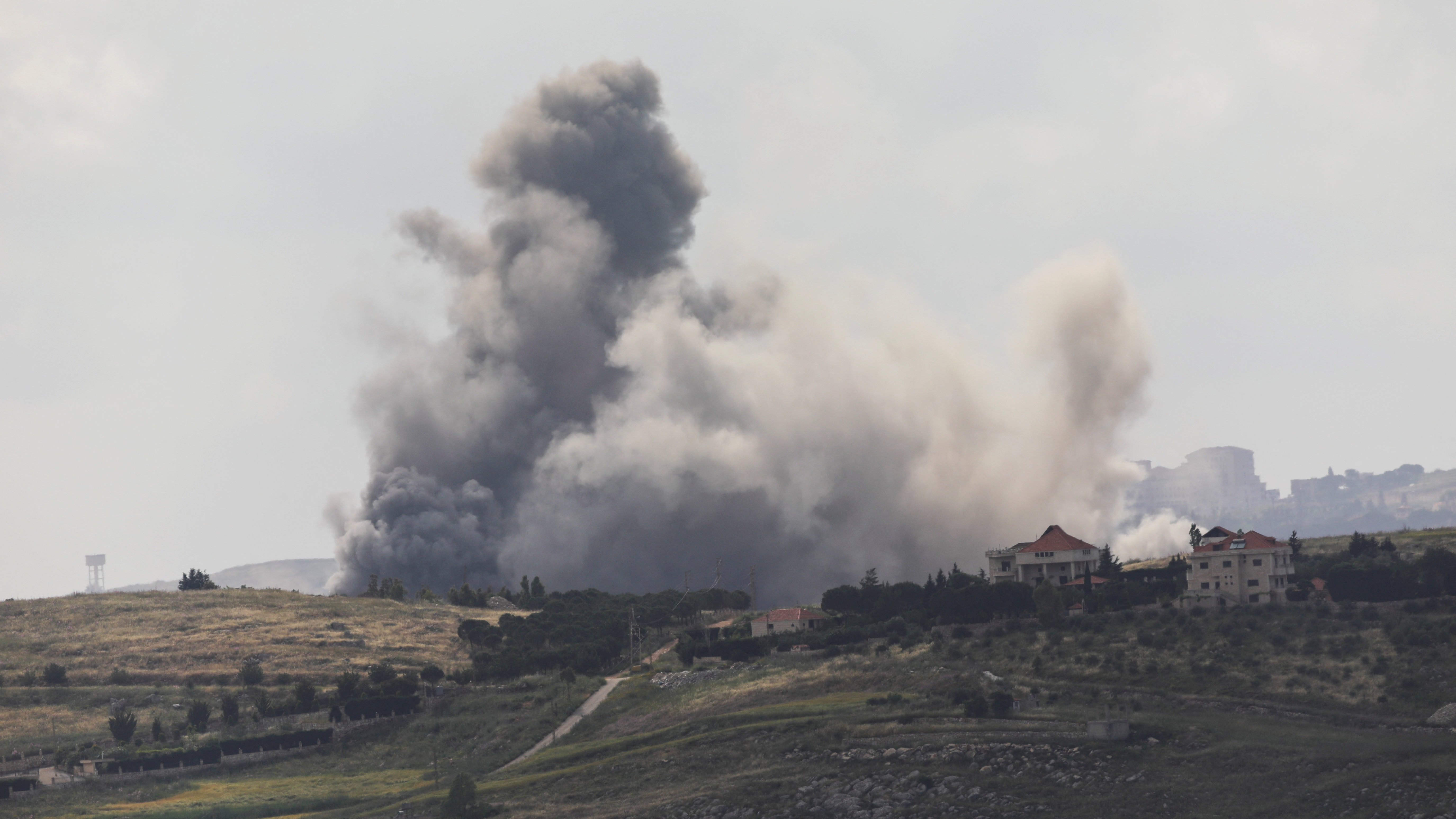 Fume tras un ataque israelí no sur do Líbano, este venres. REUTERS/Stringer