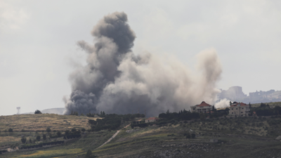 Fume tras un ataque israelí no sur do Líbano, este venres. REUTERS/Stringer