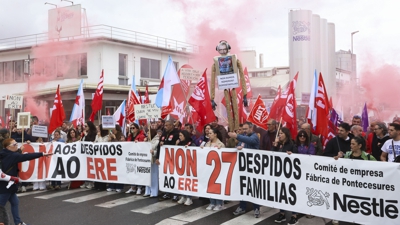 Traballadores de Nestlé en Pontecesures manifástanse contra o expediente de regulación de emprego anunciado pola empresa. EFE/Xoán Rey
