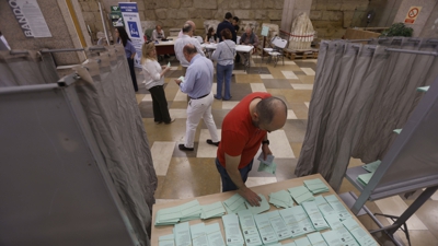Un cidadán colle unha papeleta nun colexio de Córdoba. EFE/Salas